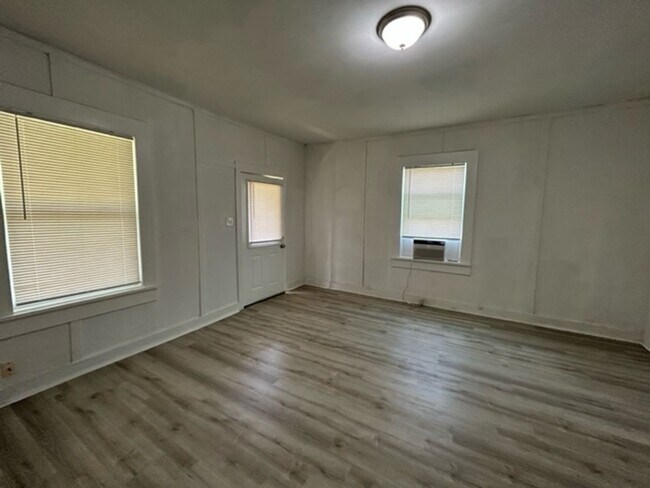 Building Photo - Adorable 1 Bed/1 Bath Duplex - Close to En...
