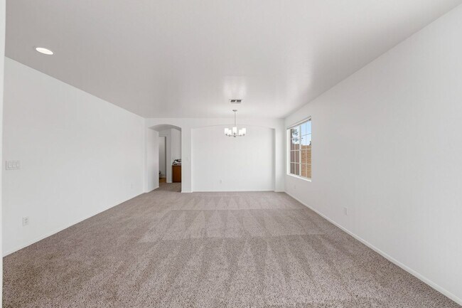 Foto del edificio - Freshly Updated 4 Bed | New Carpet, New Appliances & Open Layout