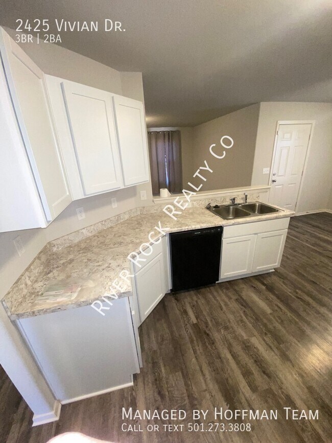 Building Photo - 2425 Vivian Drive