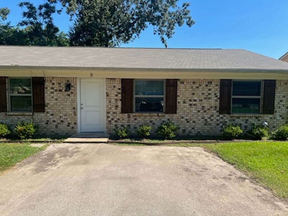 Foto principal - 8320 Cambridge Rd