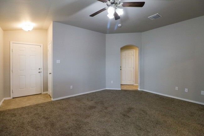 Building Photo - Like New, Open Floor Plan!!!!   Ask About ...