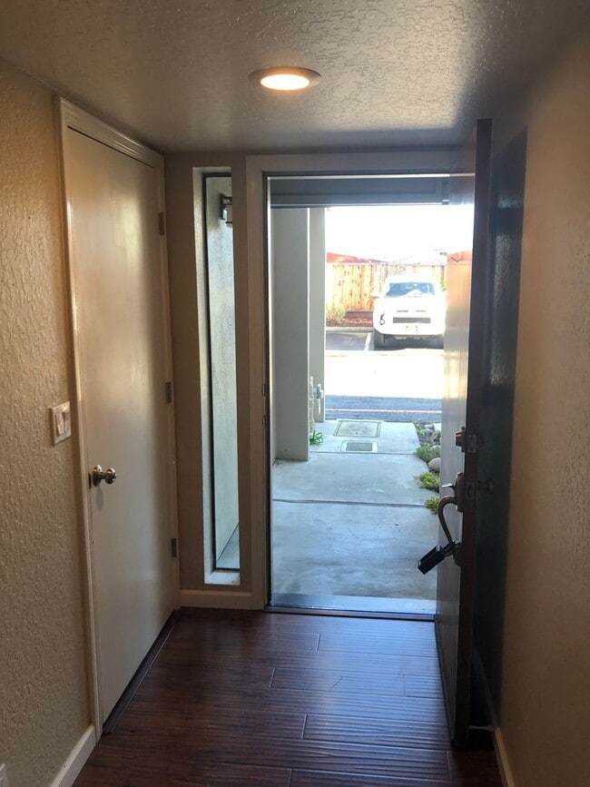Building Photo - 2Br/2Ba - 1 Car Garage Townhouse in the He...