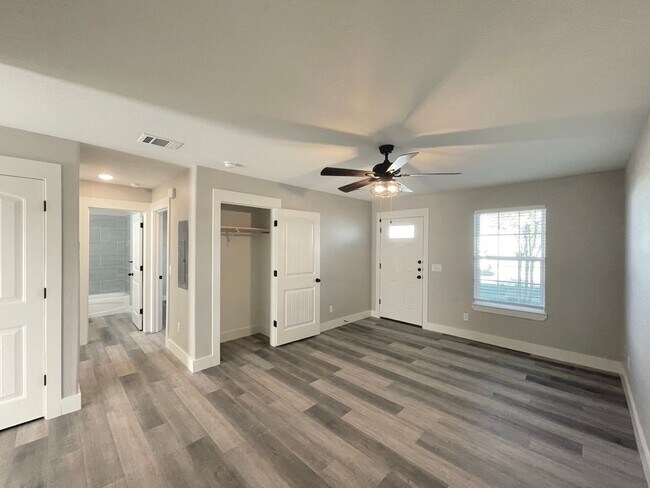 Foto del edificio - Modern 2 Bedroom 1 Full Bath Duplex with Storage Shed!