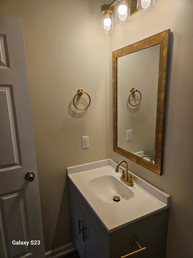 bathroom in the bedroom - 2220 E Victory Dr