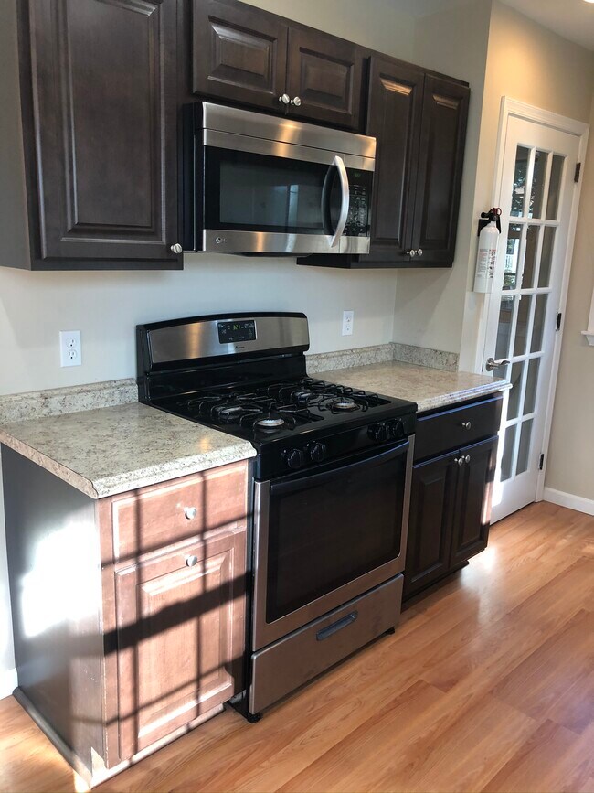 Kitchen with gas stove - 637 W Bel Air Ave
