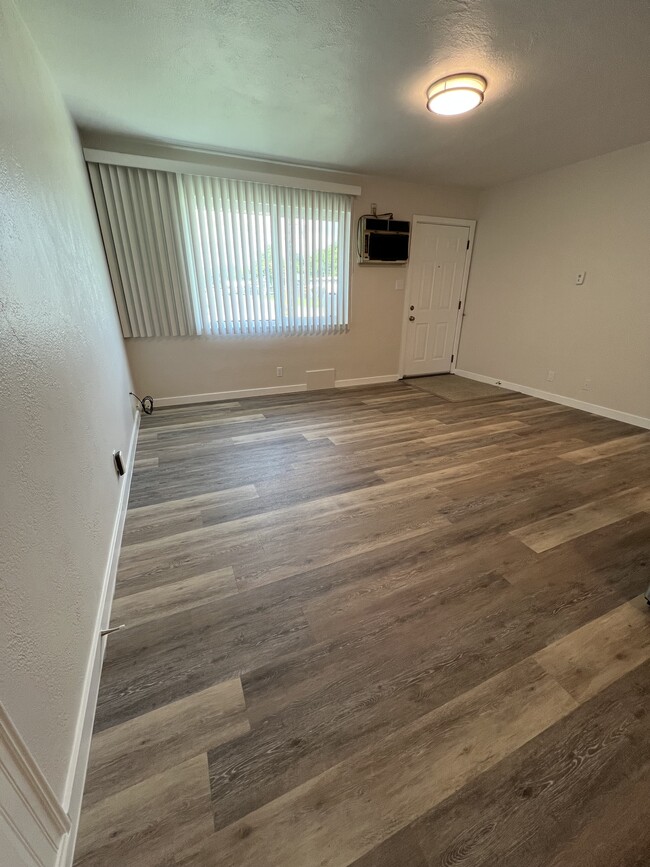 Living/family room - 730 Carlton Ave