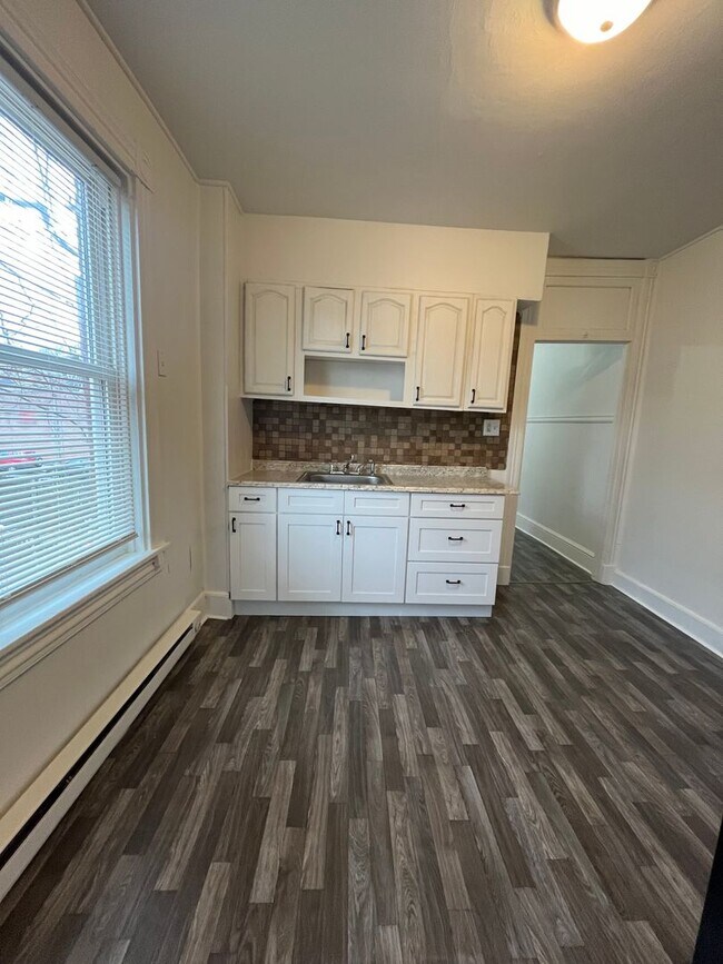 11 N Ann St Unit Apt 2, Lancaster, PA 17602 Room for Rent in