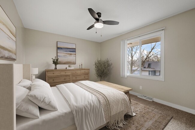 Building Photo - Beach South at the Lake