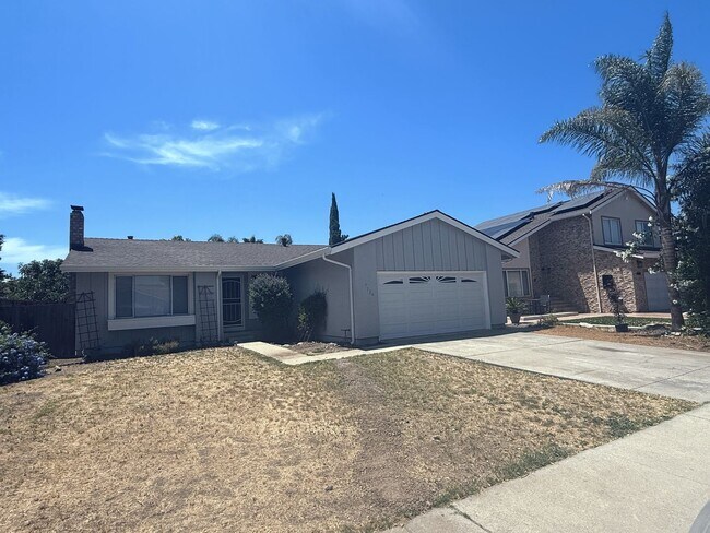 Building Photo - Spacious 3BD 2BA home with large fenced yard