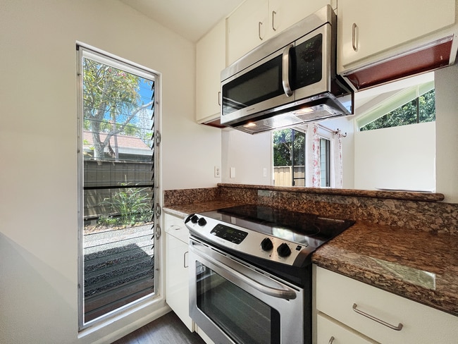 Building Photo - Mililani Patio Home! 2/1 with 2 parking