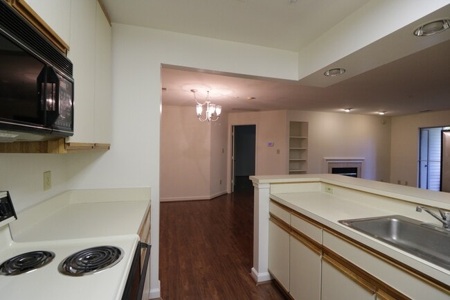 Building Photo - Sunny & Private 2bd/2ba w/Balcony, w/d in-...