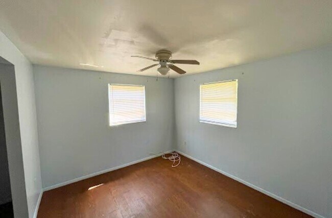Building Photo - 2 bedrooms and 1 bath, With its central lo...