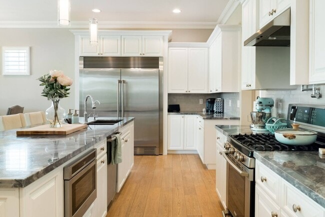 Building Photo - 3706 E Clarendon Ave