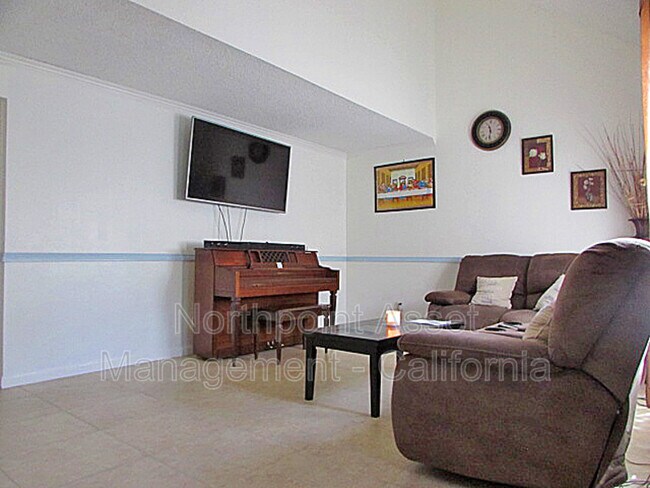 Foto del edificio - 1855 Pepper Tree Ln E