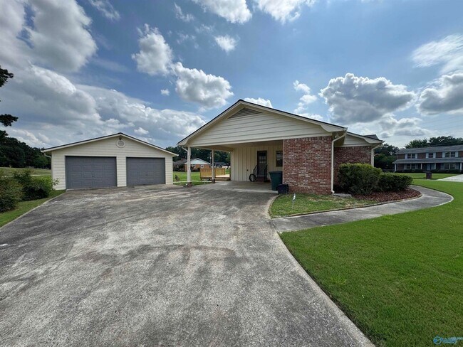 Building Photo - 816 Mira Vista Dr SE
