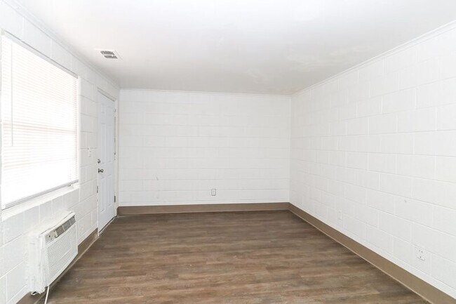 Building Photo - Two bedroom apartment 650