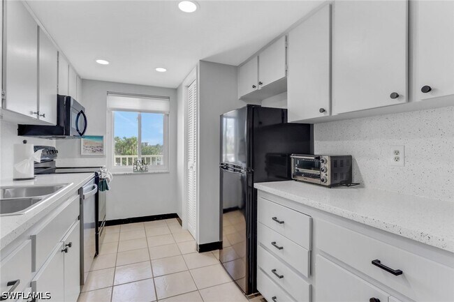 Foto del edificio - 7400 Estero Blvd