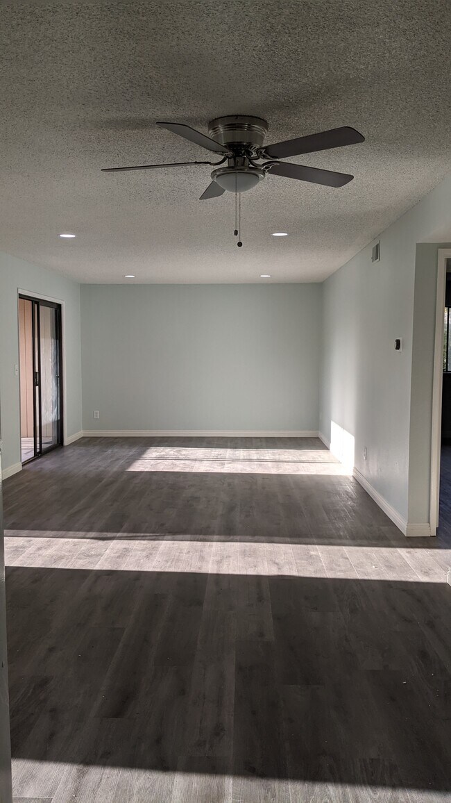 Livingroom - 3341 Shadow Park Plz
