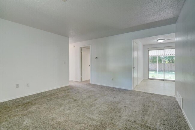 Foto del edificio - 503 Meadow Lake Dr