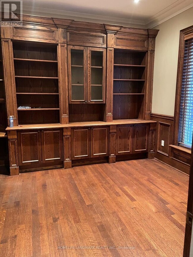 Photo du bâtiment - 135 Florence Ave