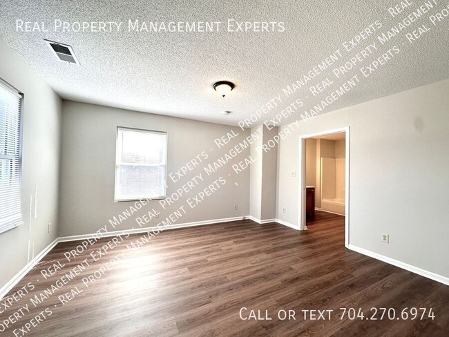 Foto del edificio - **MOVE IN SPECIAL!**Charming 3BR/2.5BA hom...