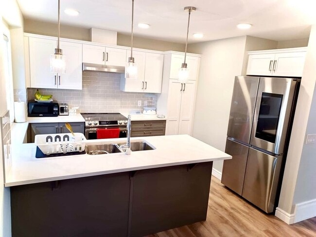 Kitchen - 4137 76 St NW