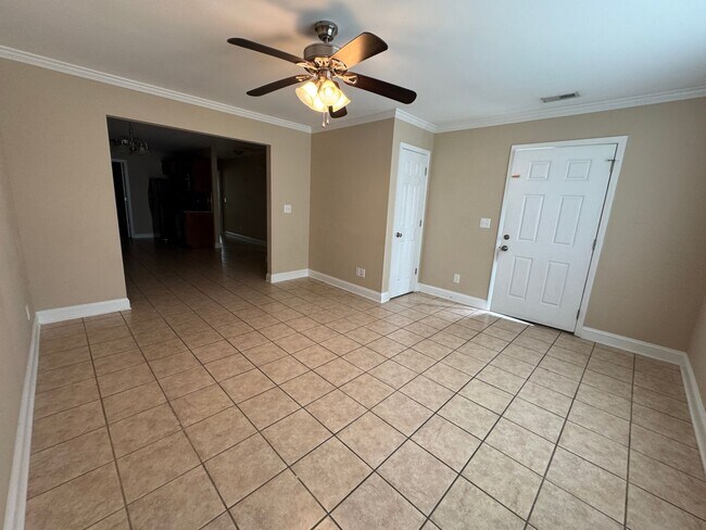 Foto del edificio - Available to Show