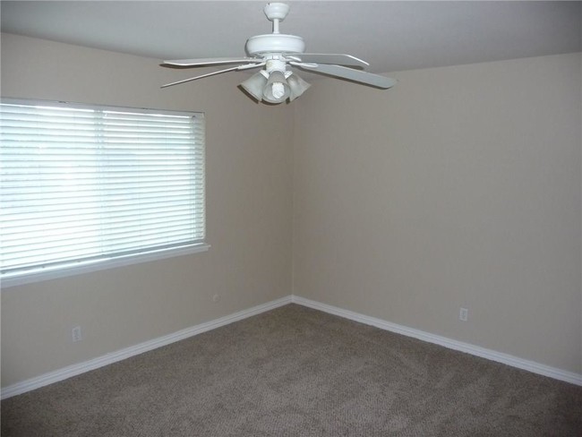 Building Photo - 1013 Springwood Dr