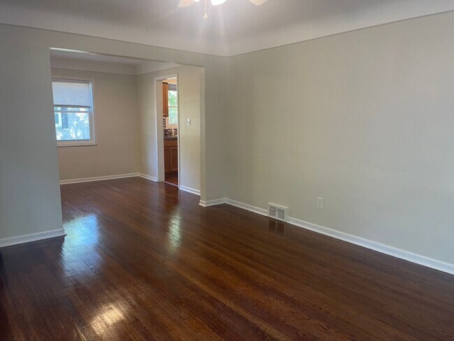 Foto del edificio - Spacious 4 Bed / 2 Bath Home with Large Ba...