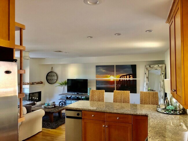 Cocina a sala de estar - 210 Whiting St