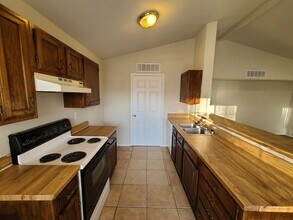 Building Photo - 2423-2425 Limestone Dr