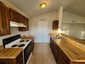 Building Photo - 2423-2425 Limestone Dr