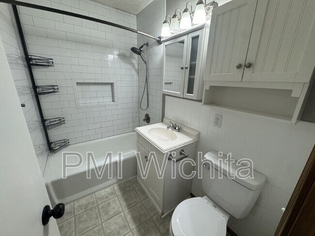 Building Photo - 615 N Kessler St