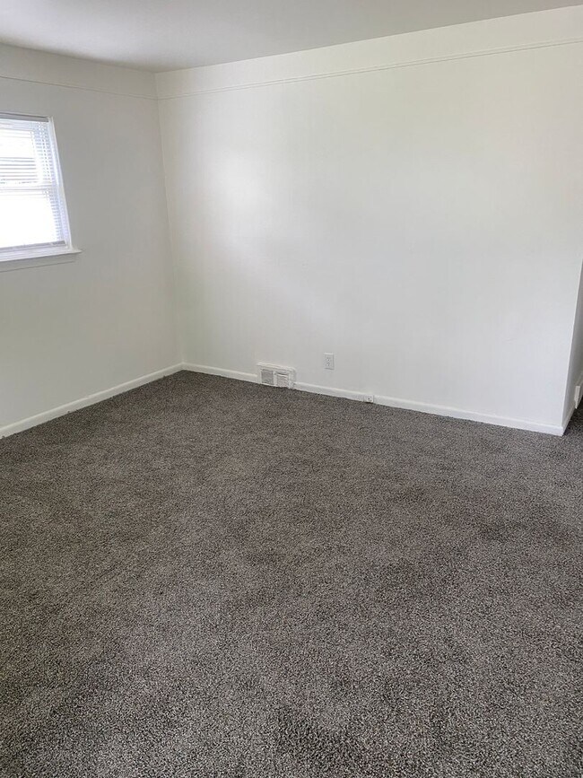 Foto del edificio - Freshly painted 3 bedroom, 1 1/2bath ranch...