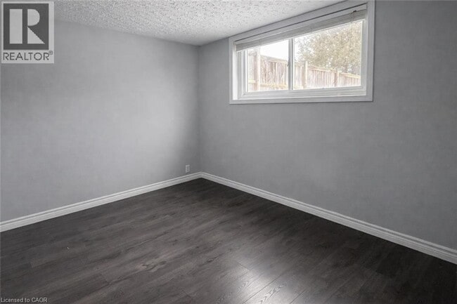 Photo du bâtiment - 14 Grenadier Rd