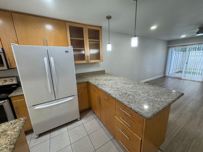 Building Photo - 2 Bedroom Townhome Remodeled