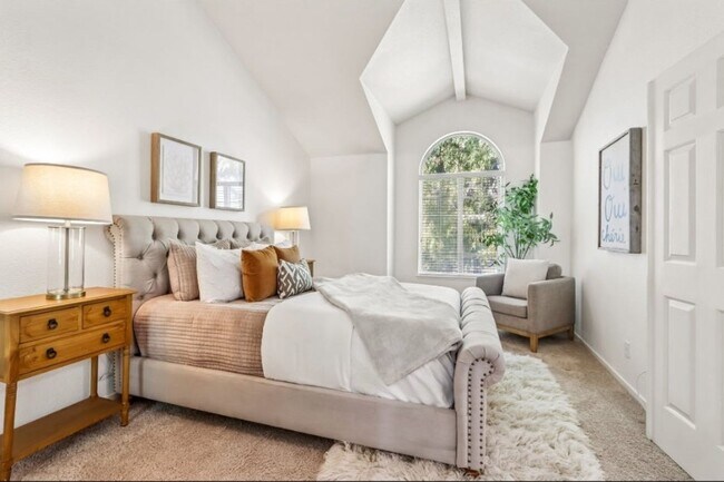 Building Photo - Beautiful Second Floor 3bd Condo w/Detached Garage & Pool