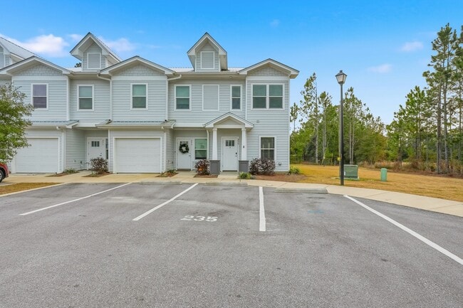 Building Photo - 3 Bedroom End Unit with a Lake View!!