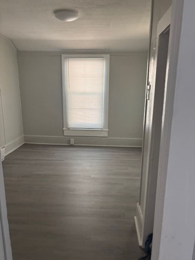 Building Photo - Newly Renovated 1 Bedroom / 1 Bath Apartment