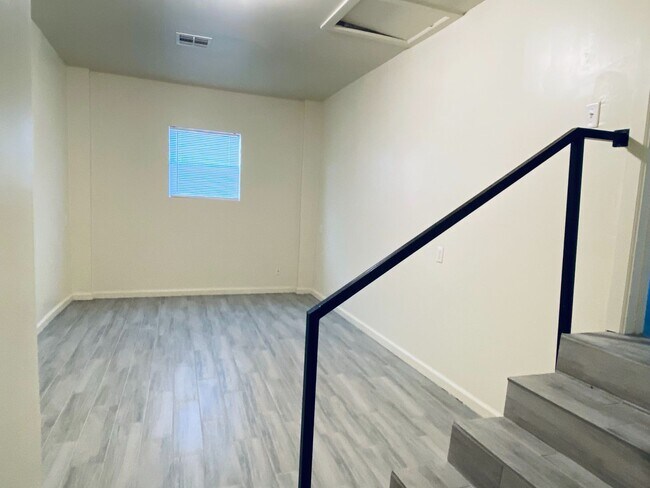 Foto del edificio - Charming 4 bedroom 1 bathroom- Ready to be leased Now!