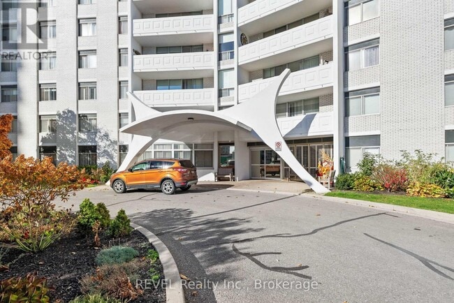 Photo du bâtiment - 15 Towering Heights Blvd