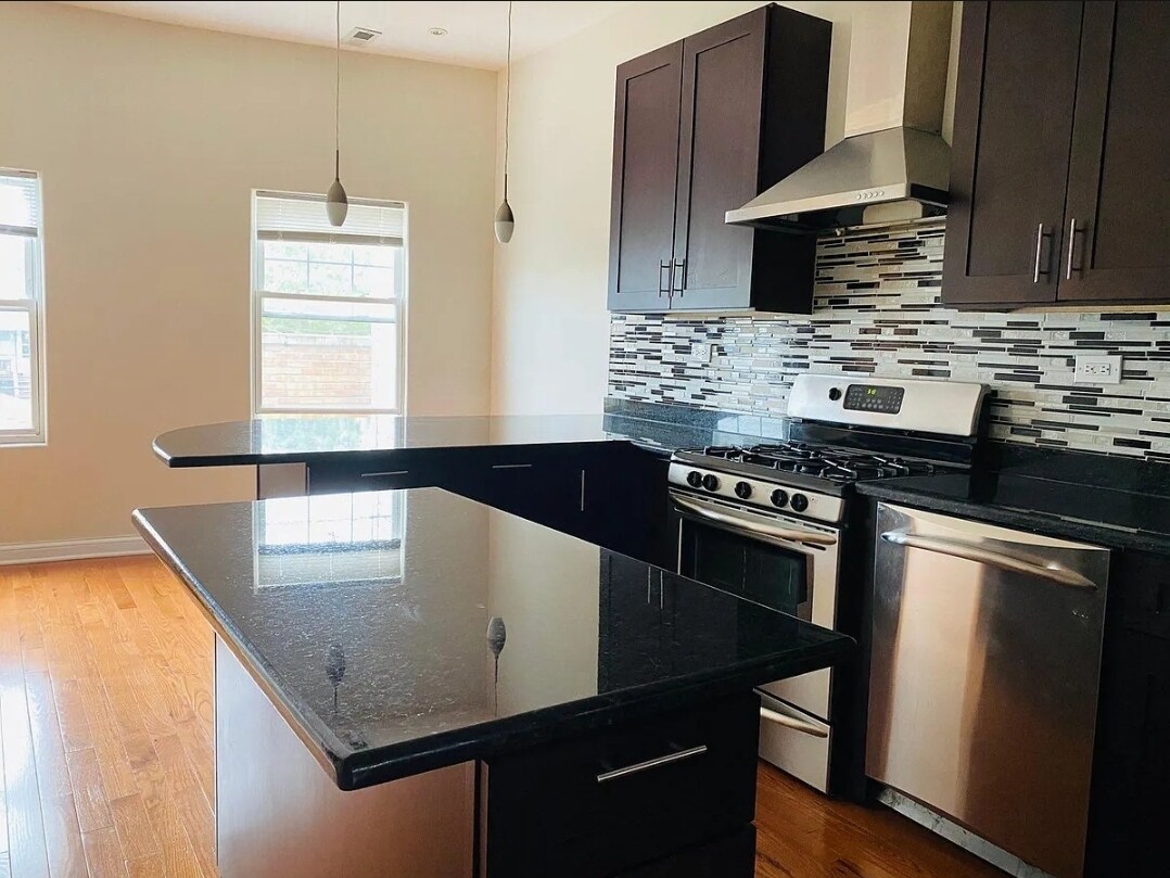 Foto principal - 2528 N Talman Ave