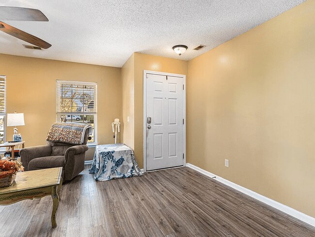 Puerta principal - 129 Thistle Rd