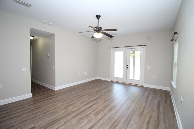 Foto del edificio - Beautiful 3BR/2BA Brick Home with Granite Kitchen, Covered Patio, Fire Pit & 2-Car Garage Near I-10