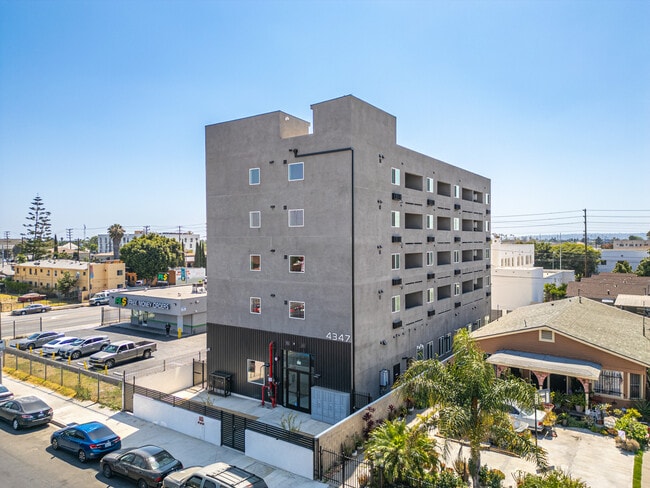 Building Photo - 4347 Woodlawn Ave