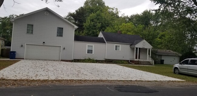 Building Photo - 2241 Vaness Dr