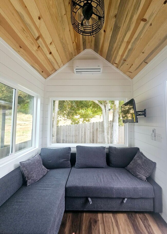 Building Photo - Tiny House in Linda Mar (Pacifica)! All Ut...