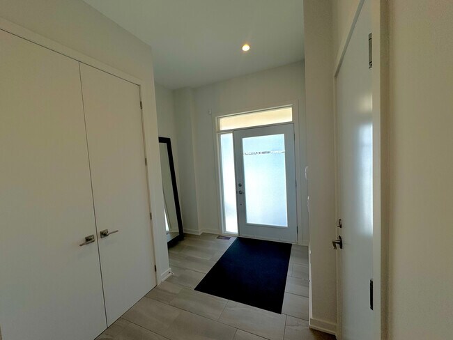 Photo du bâtiment - Stunning 4-Bedroom Family Home in Riverside South, Ottawa