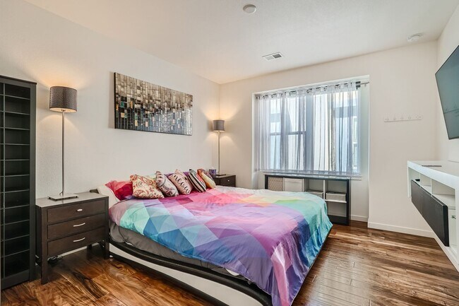 Foto del edificio - Skyline Serenity: 3 BDR with Rooftop Patio