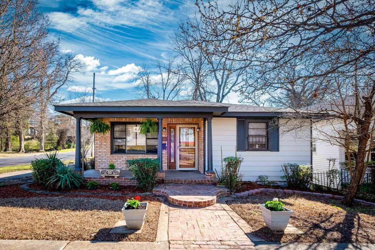 Foto principal - 1101 W Charles Bussey Ave